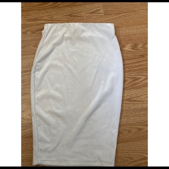 SUPER SOFT WHITE PENCIL SKIRT - Picture 3 of 6